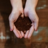 堆肥の使い方、購入堆肥の選び方から使用量、使用時期、堆肥の撒き方まで